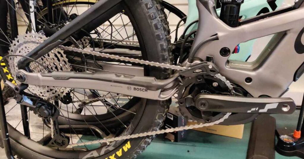 bekijk merk model aantal kilometers op de teller en staat van de tweedehands elektrische fiets en motor