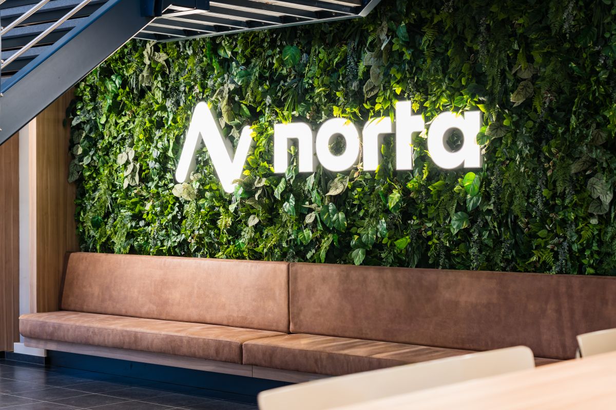 Nieuw Norta-logo in de vernieuwde showroom in Olen