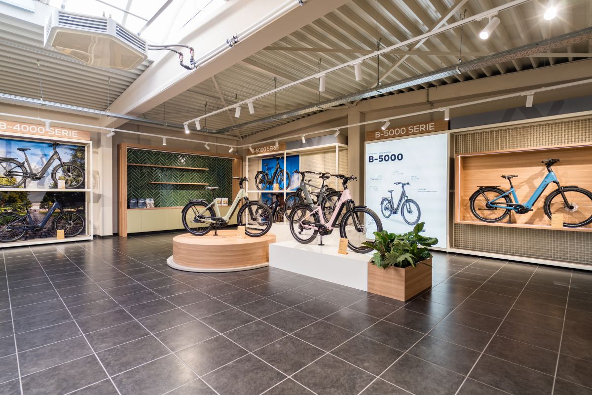 Overzicht van de vernieuwde Norta-showroom met verschillende e-bikes