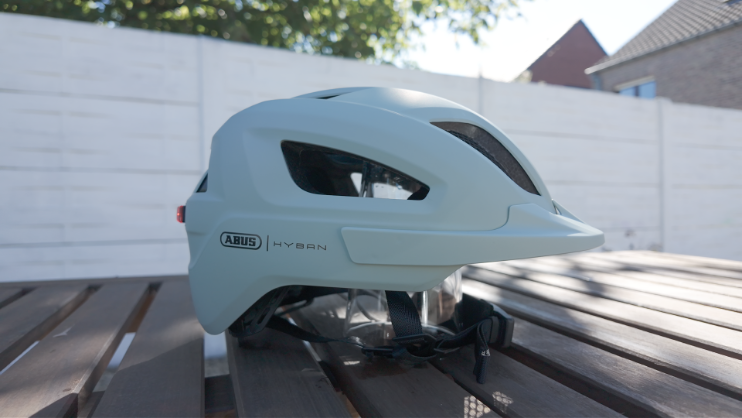 fietshelm e‑bike kiezen – ABUS Hyban 2.0 urban helm met achterlicht en ventilatie