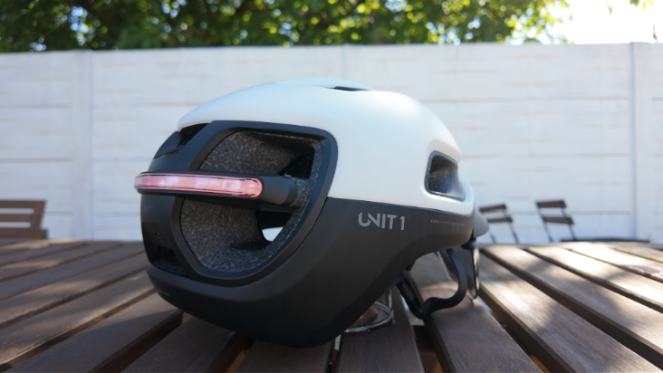 fietshelm e‑bike kiezen – UNIT 1 AURA met geïntegreerde verlichting en magnetisch vizier